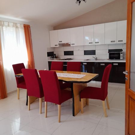 Loren Pirovac Ngoại thất bức ảnh